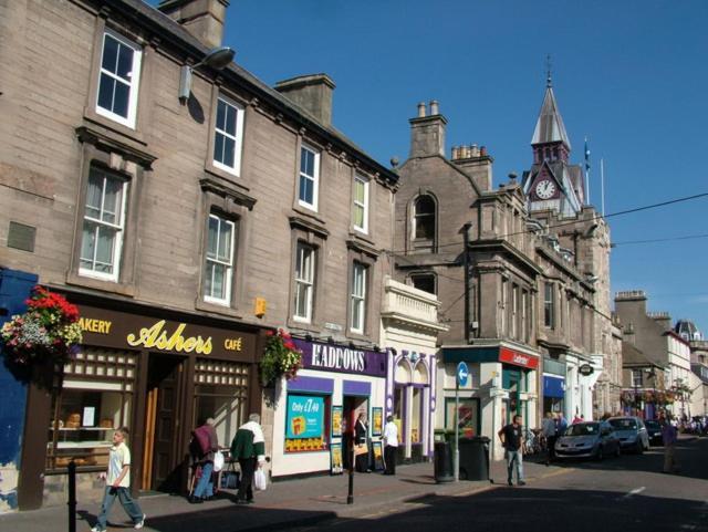 Colin Young Place Нэрн Экстерьер фото