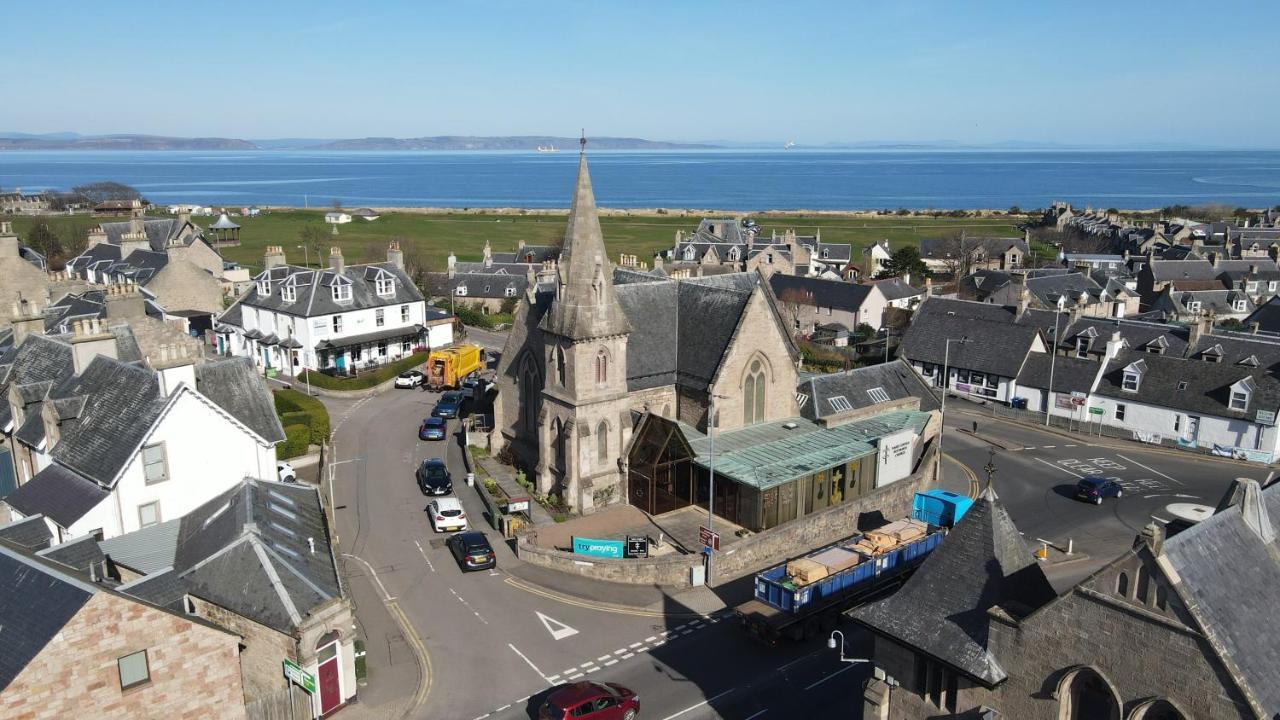 Colin Young Place Нэрн Экстерьер фото